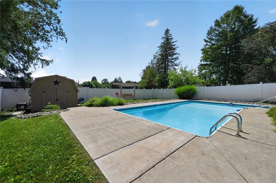 34 Mohawk Dr, Greensburg, PA 15601