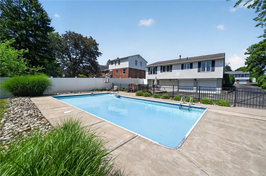 34 Mohawk Dr, Greensburg, PA 15601