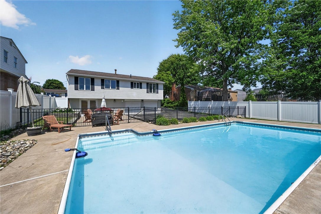 34 Mohawk Dr, Greensburg, PA 15601