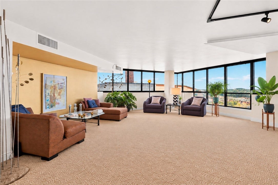 1 Trimont Ln, #490E, Pittsburgh, PA 15211 LIVING ROOM Expansive windows bring the outdoors in while providing abundant space for entertaining and everyday living.
