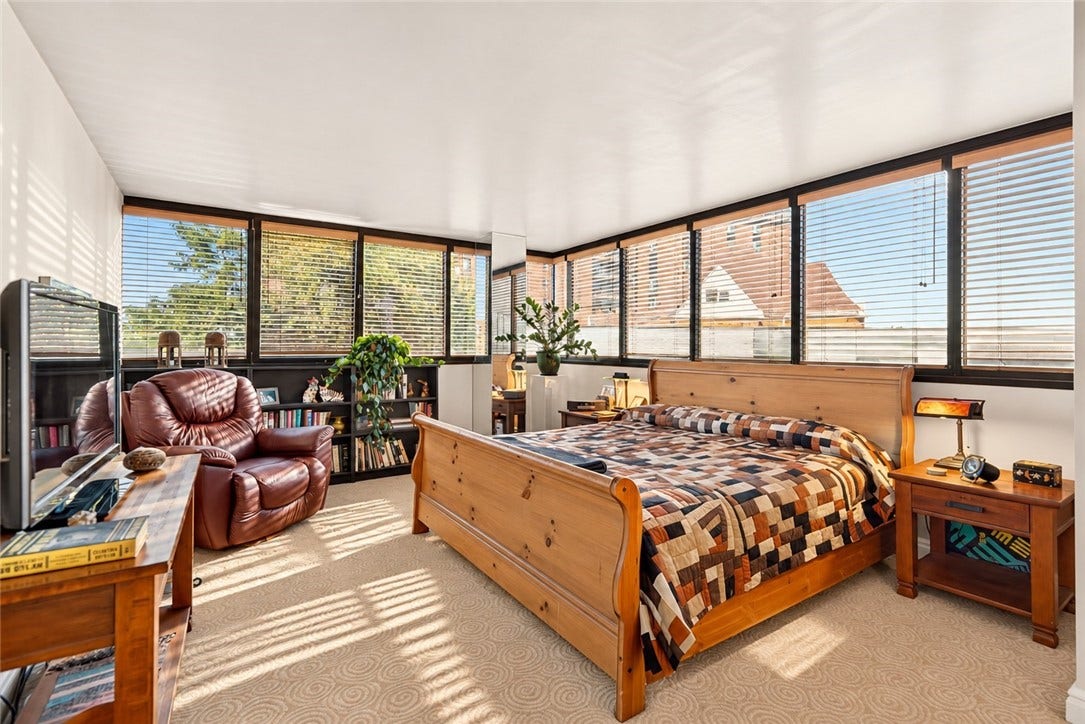 1 Trimont Ln, #490E, Pittsburgh, PA 15211 PRIMARY BEDROOM 25' 13' A remarkably spacious primary bedroom wrapped in windows and filled with natural light.