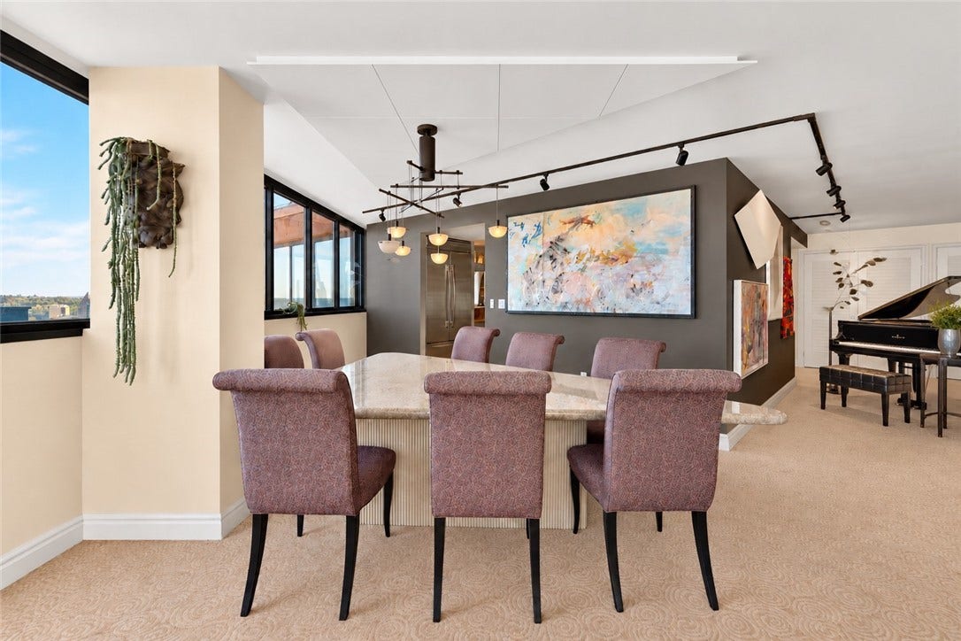 1 Trimont Ln, #490E, Pittsburgh, PA 15211 DINING AREA 20' 15' Generously sized dining space surrounded by windows and natural light.