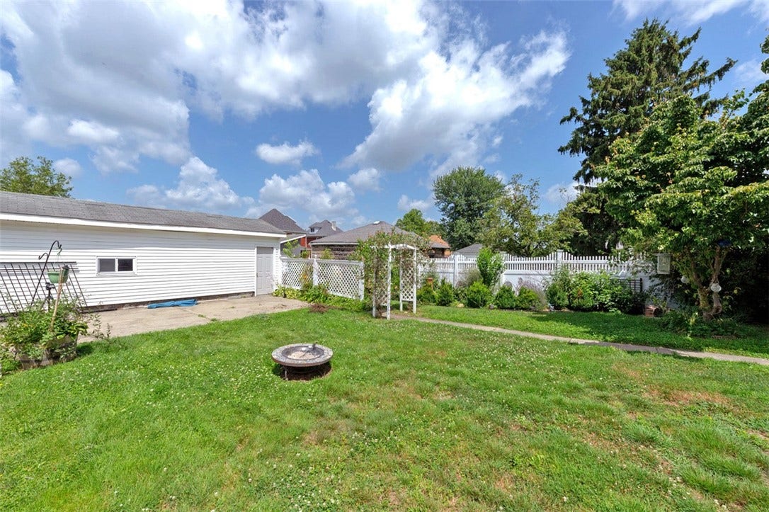 1230 Chestnut St, Connellsville, PA 15425