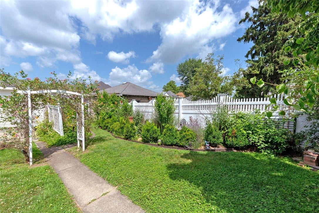 1230 Chestnut St, Connellsville, PA 15425