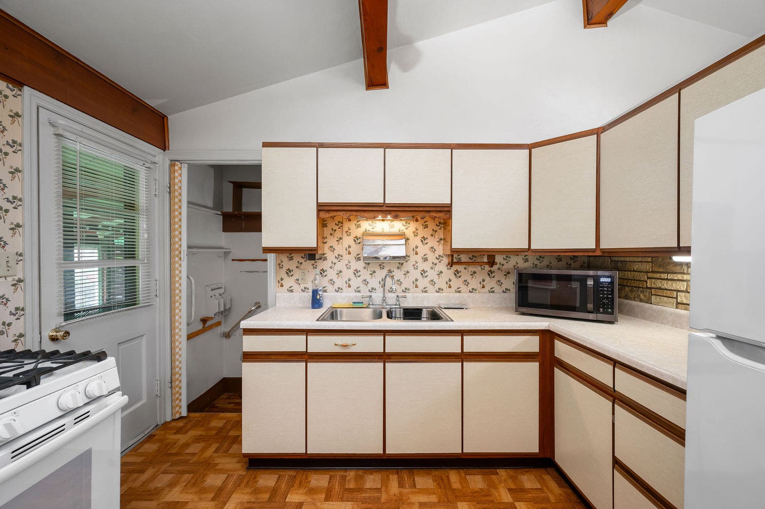 1673 Norsen Drive, Pittsburgh, PA 15243 Kitchen