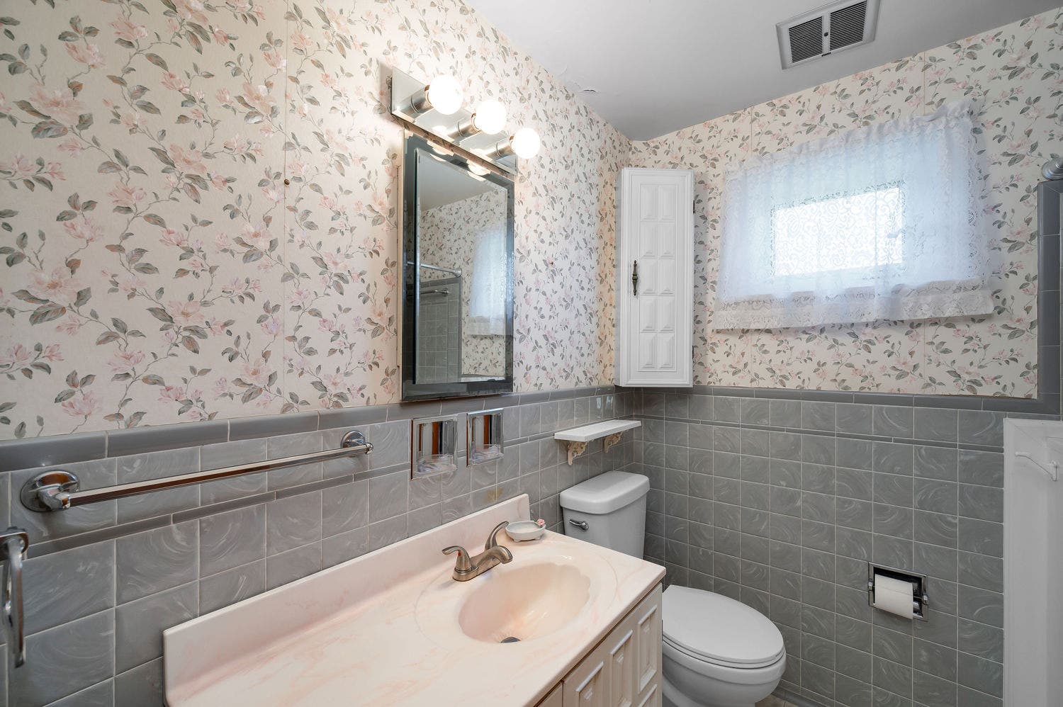 1673 Norsen Drive, Pittsburgh, PA 15243 Bathroom