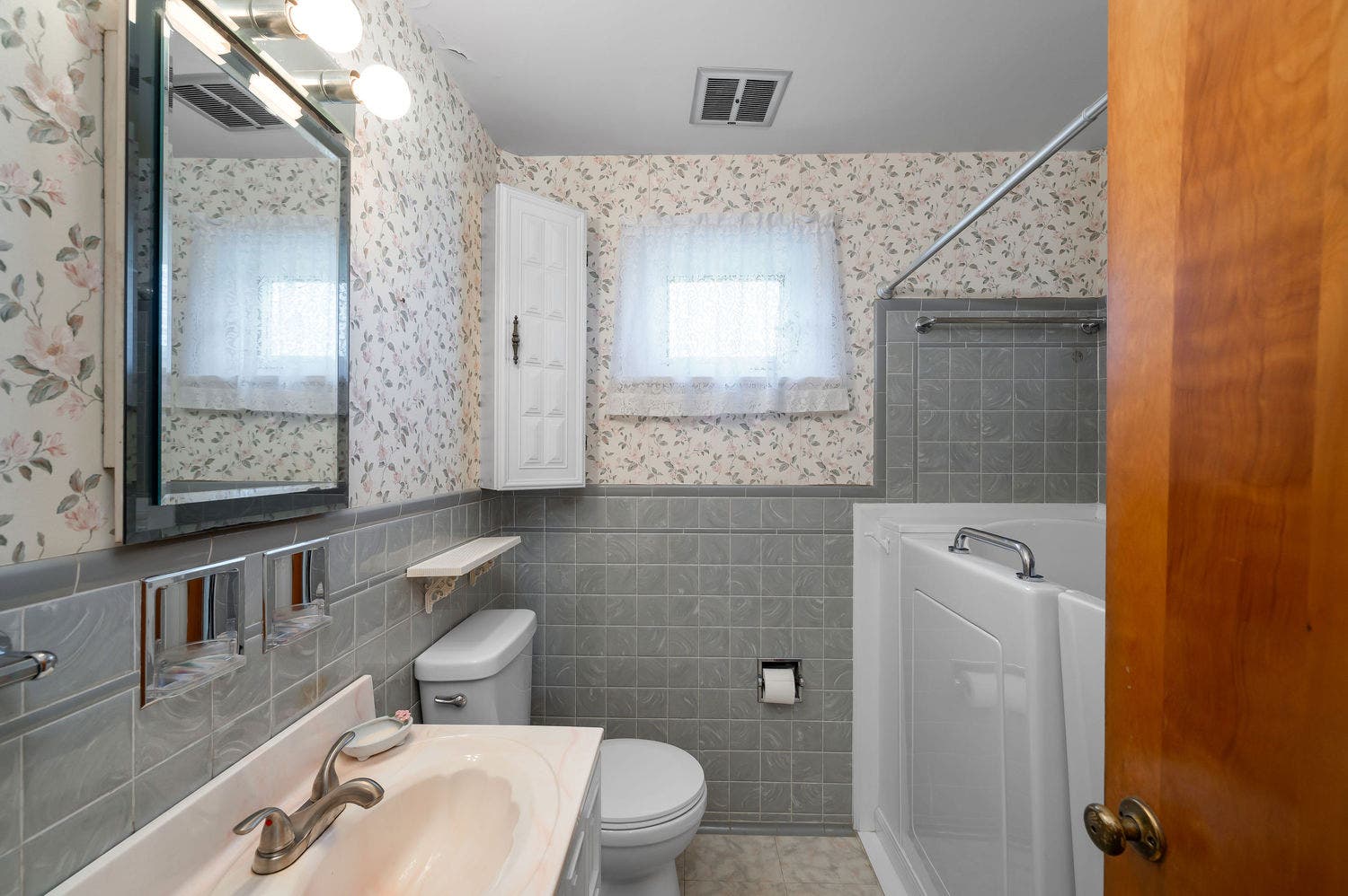 1673 Norsen Drive, Pittsburgh, PA 15243 Bathroom