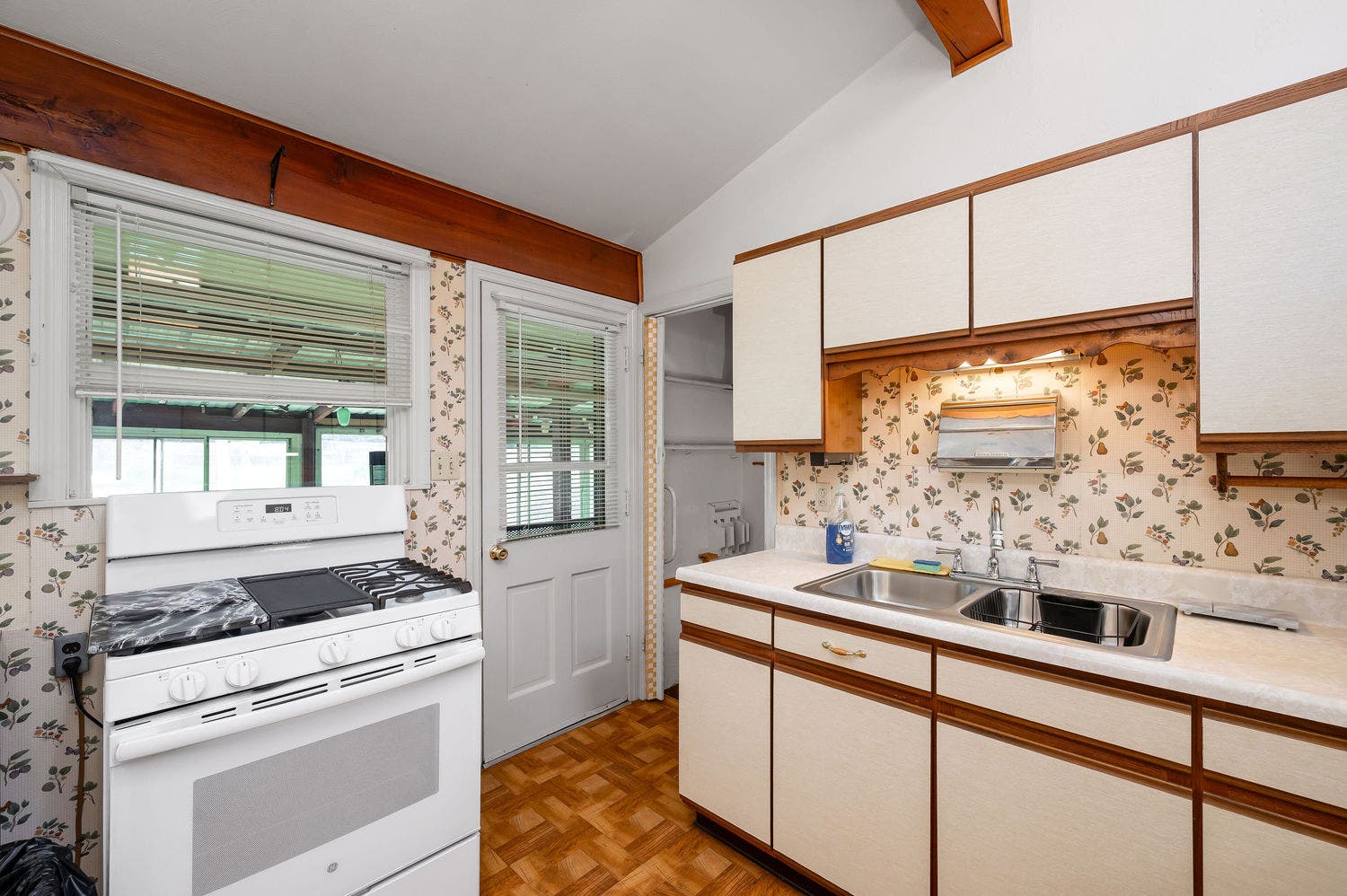 1673 Norsen Drive, Pittsburgh, PA 15243 Kitchen