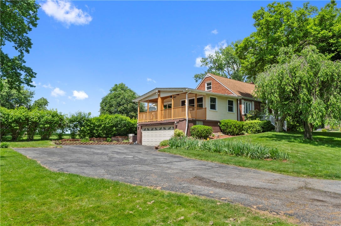 3210 Thornwood Dr, Bethel Park, PA 15102