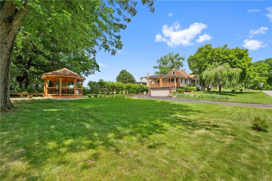3210 Thornwood Dr, Bethel Park, PA 15102