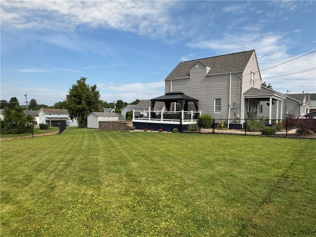 2119 Walnut Dr, Latrobe, PA 15650