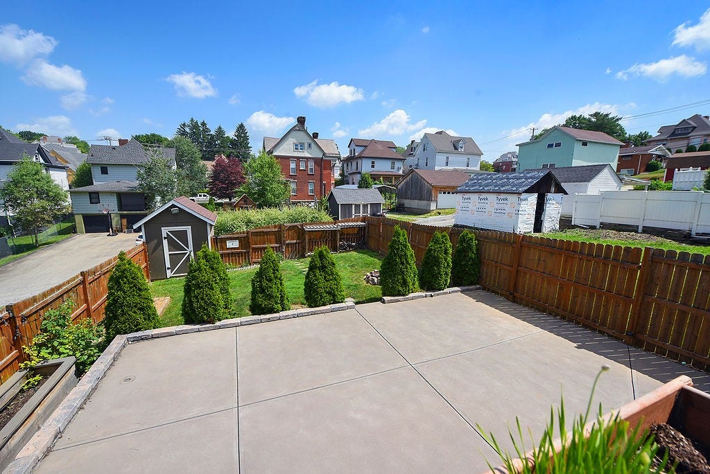 723 8th St, Irwin, PA 15642