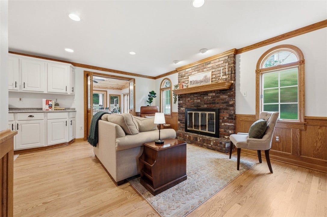 1318 Plantation Dr, Bethel Park, PA 15102