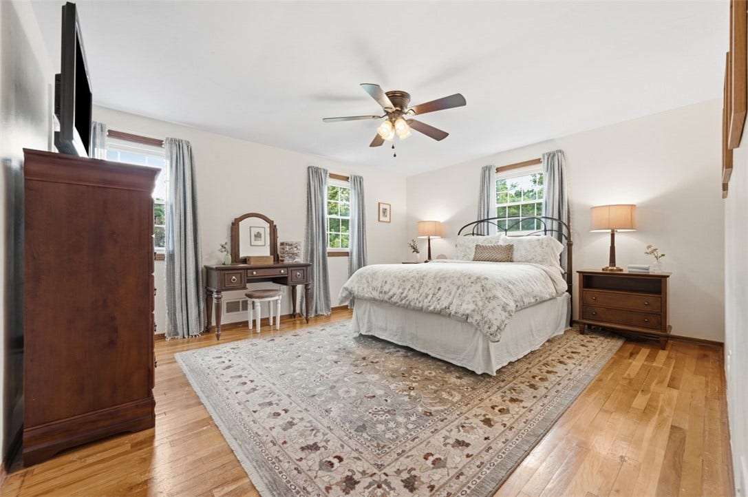 1318 Plantation Dr, Bethel Park, PA 15102