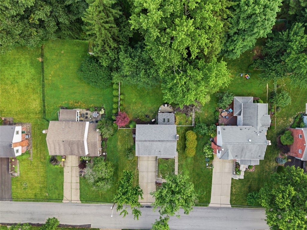 1318 Plantation Dr, Bethel Park, PA 15102