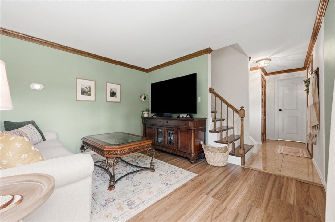 1318 Plantation Dr, Bethel Park, PA 15102