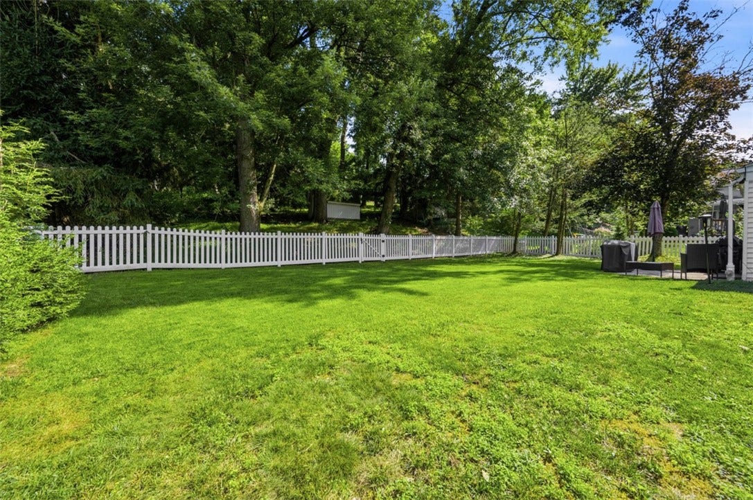 1318 Plantation Dr, Bethel Park, PA 15102