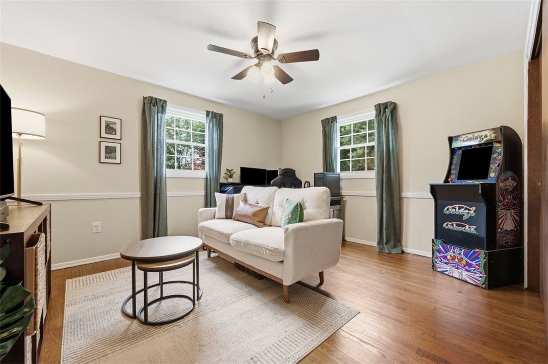 1318 Plantation Dr, Bethel Park, PA 15102