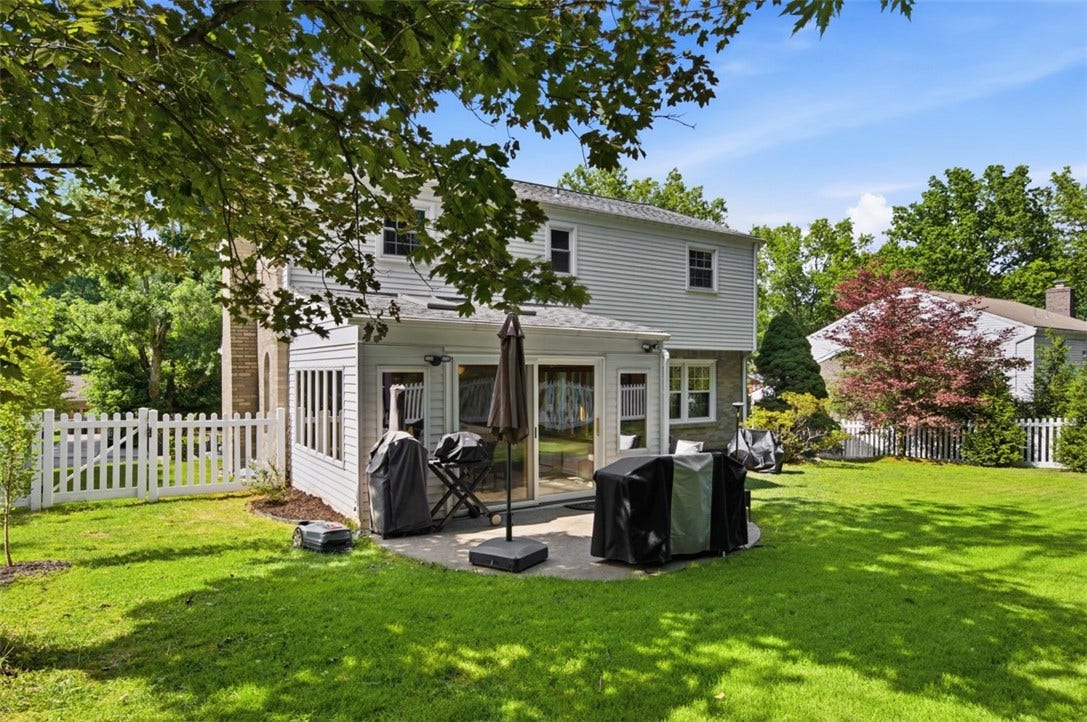 1318 Plantation Dr, Bethel Park, PA 15102