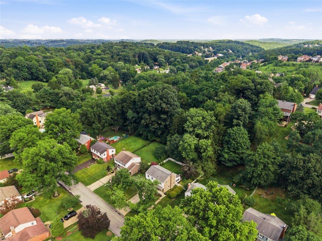 1318 Plantation Dr, Bethel Park, PA 15102