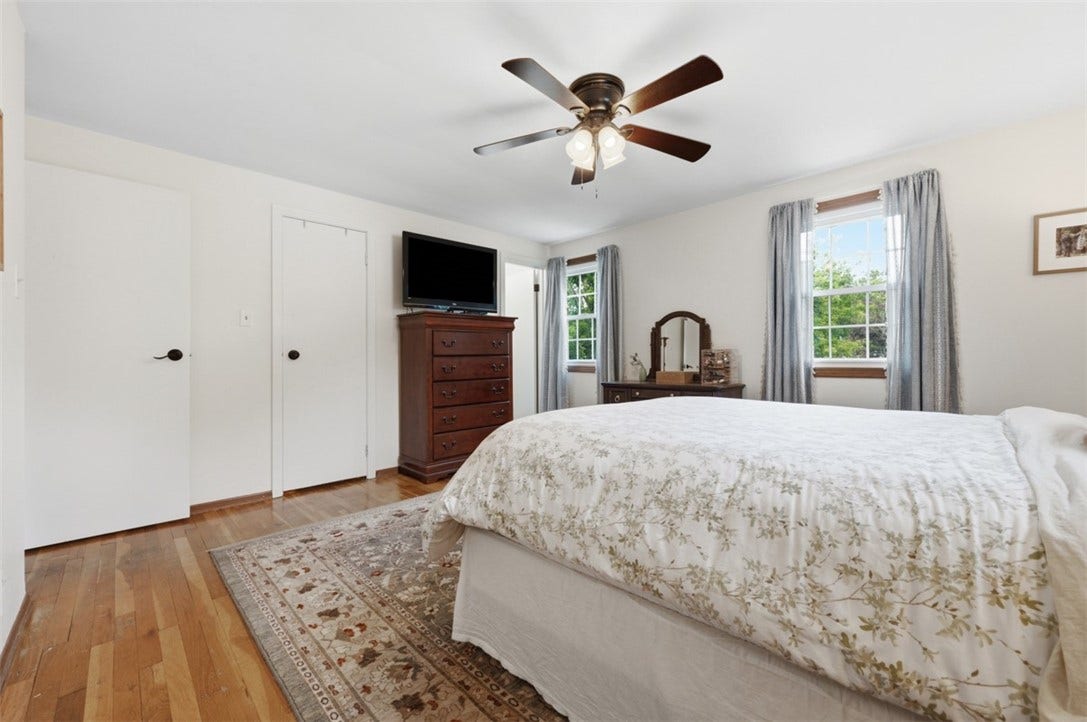 1318 Plantation Dr, Bethel Park, PA 15102