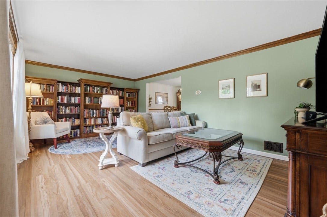 1318 Plantation Dr, Bethel Park, PA 15102