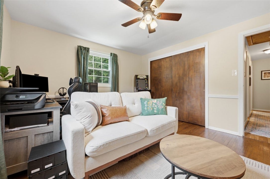 1318 Plantation Dr, Bethel Park, PA 15102