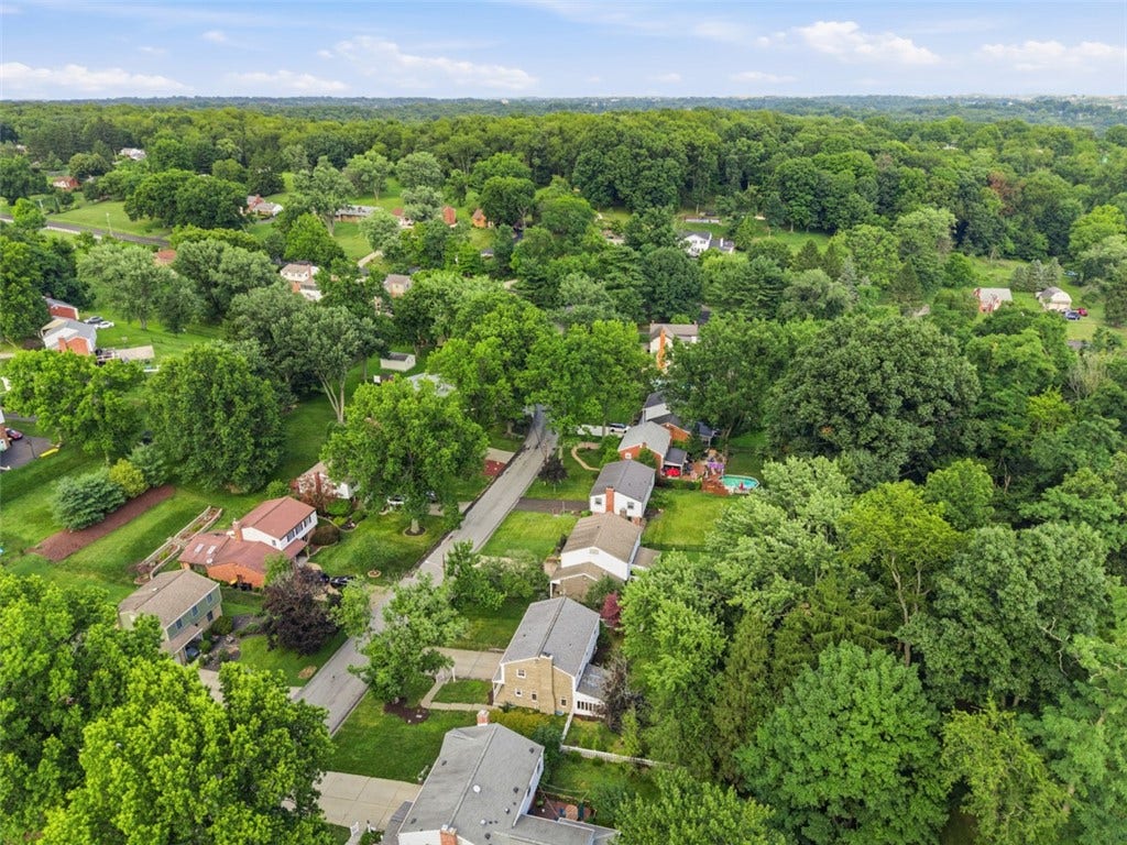 1318 Plantation Dr, Bethel Park, PA 15102