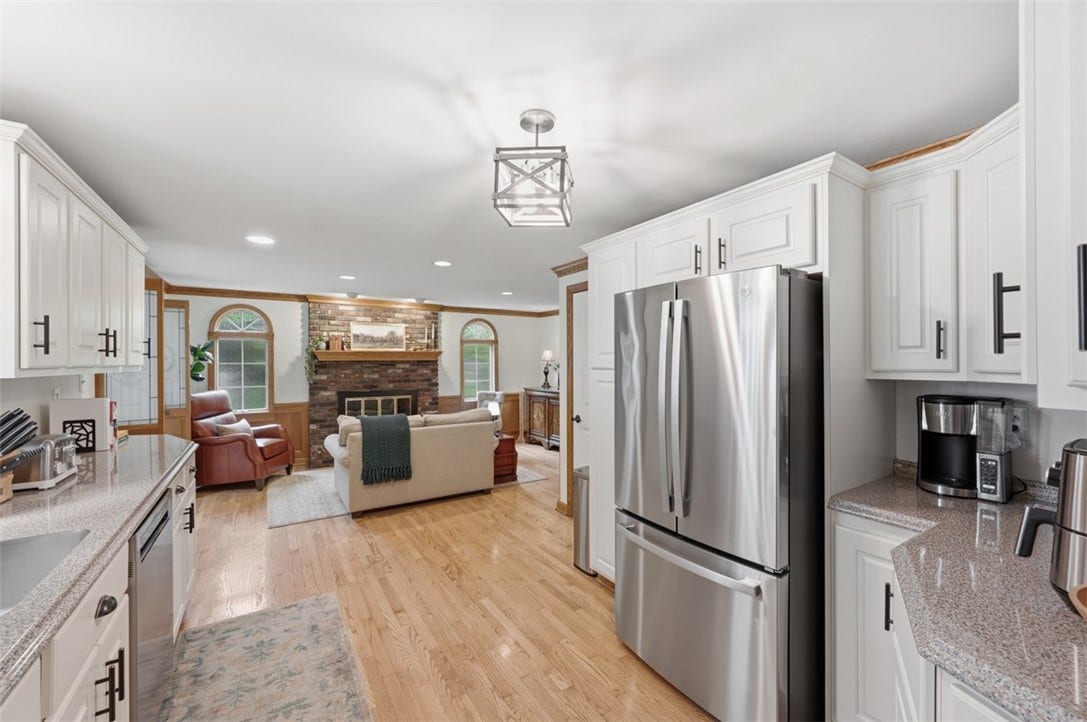 1318 Plantation Dr, Bethel Park, PA 15102