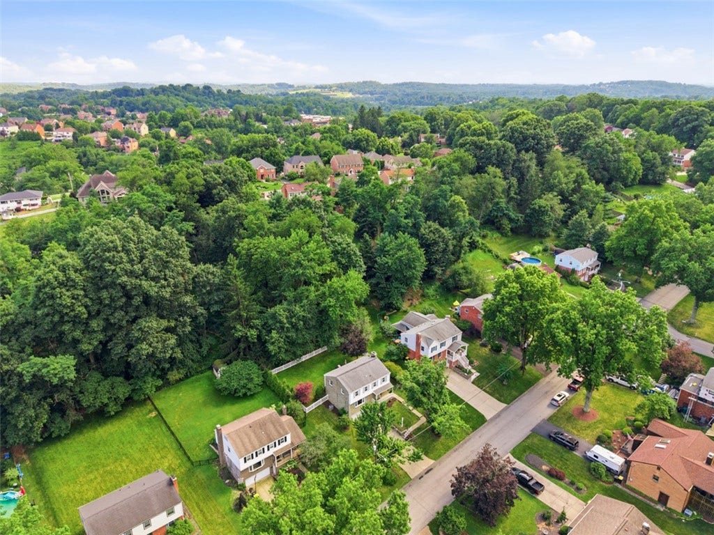 1318 Plantation Dr, Bethel Park, PA 15102