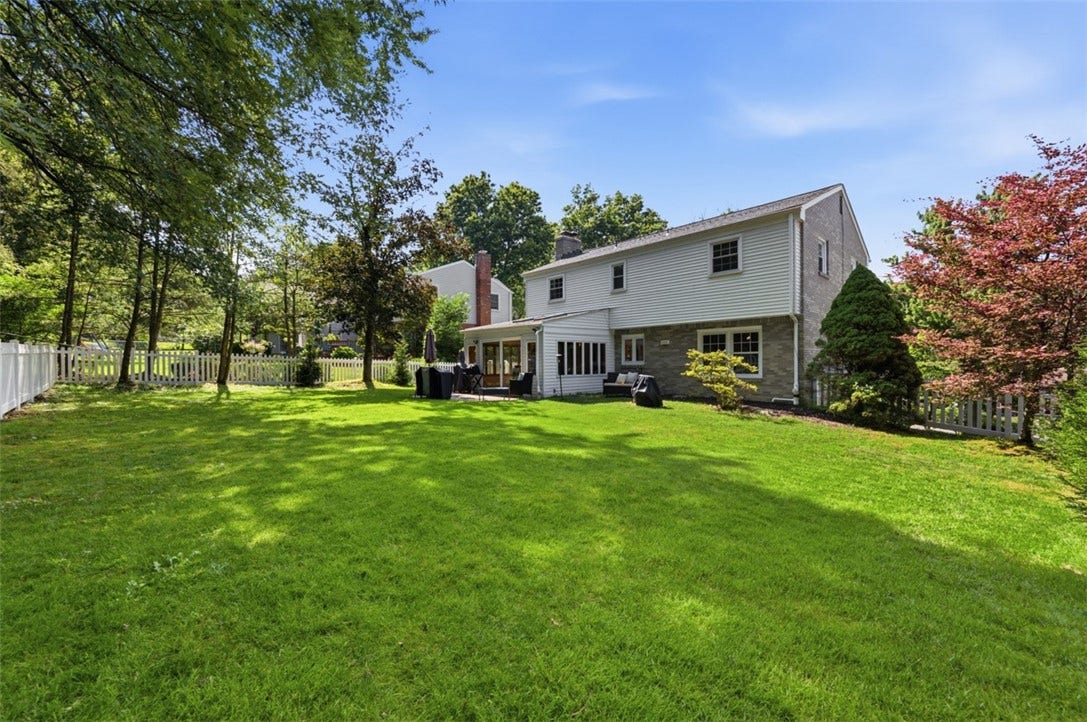 1318 Plantation Dr, Bethel Park, PA 15102