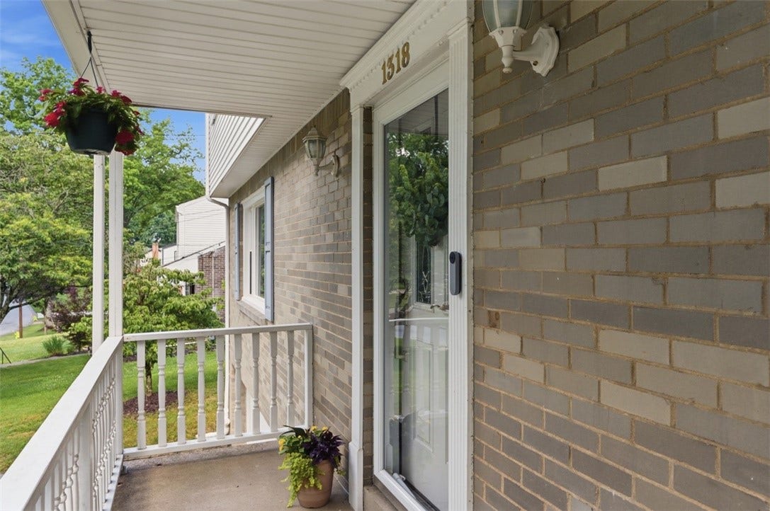 1318 Plantation Dr, Bethel Park, PA 15102