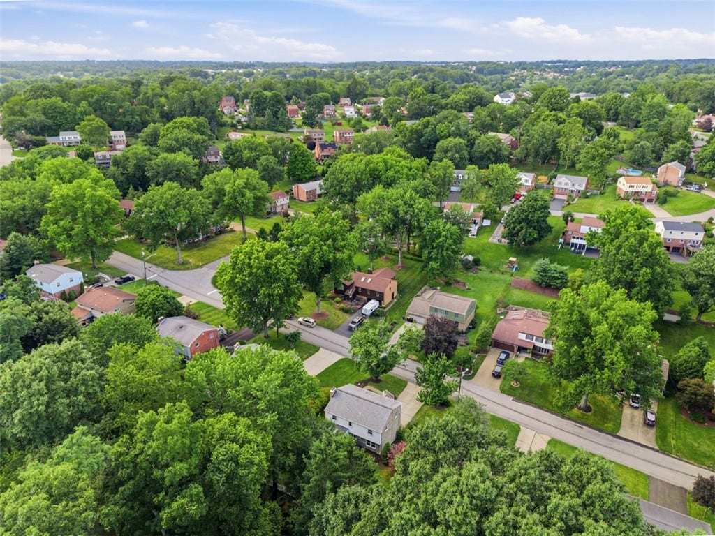 1318 Plantation Dr, Bethel Park, PA 15102