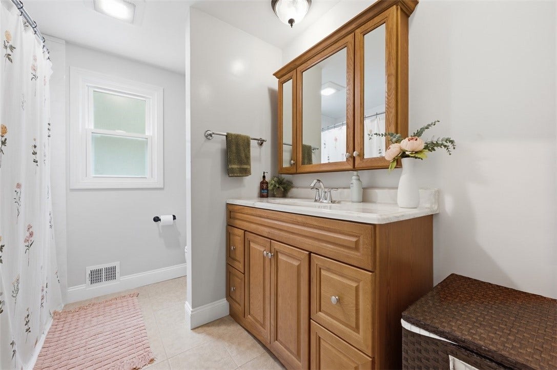 1318 Plantation Dr, Bethel Park, PA 15102