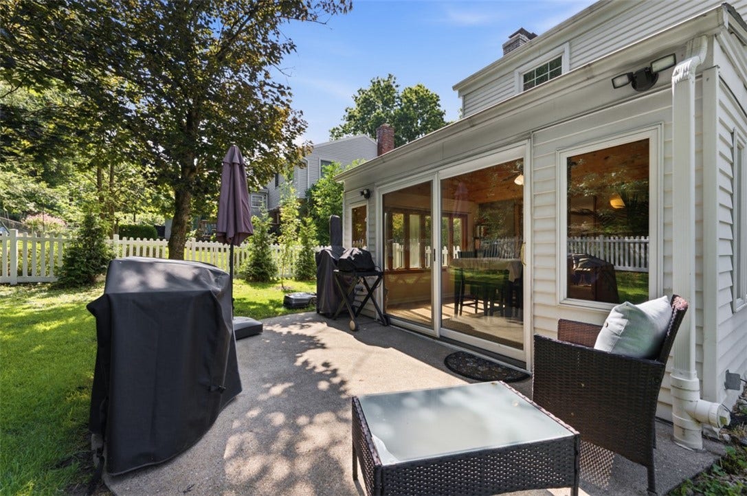 1318 Plantation Dr, Bethel Park, PA 15102