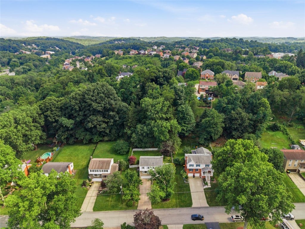1318 Plantation Dr, Bethel Park, PA 15102