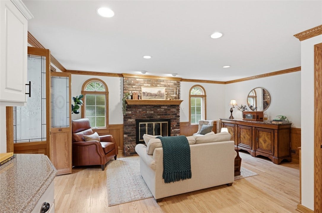 1318 Plantation Dr, Bethel Park, PA 15102
