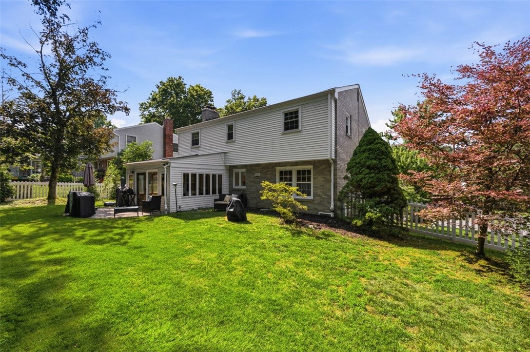 1318 Plantation Dr, Bethel Park, PA 15102