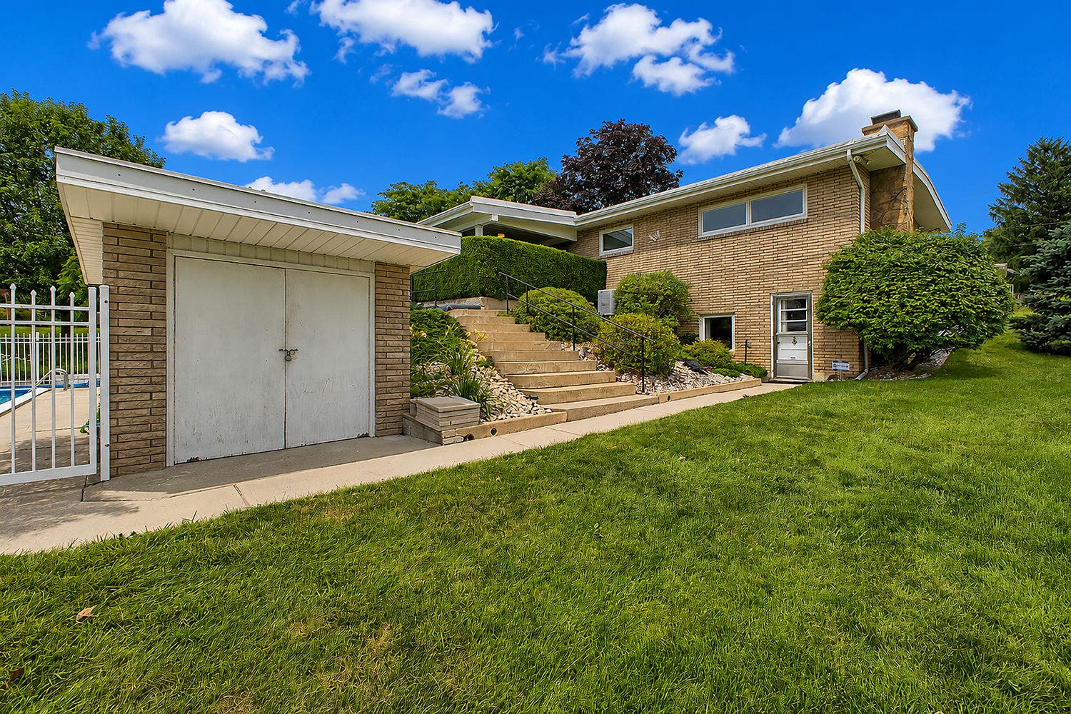 27 Dolly Avenue, Jeannette, PA 15644