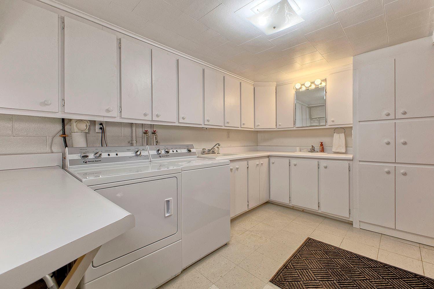 27 Dolly Avenue, Jeannette, PA 15644