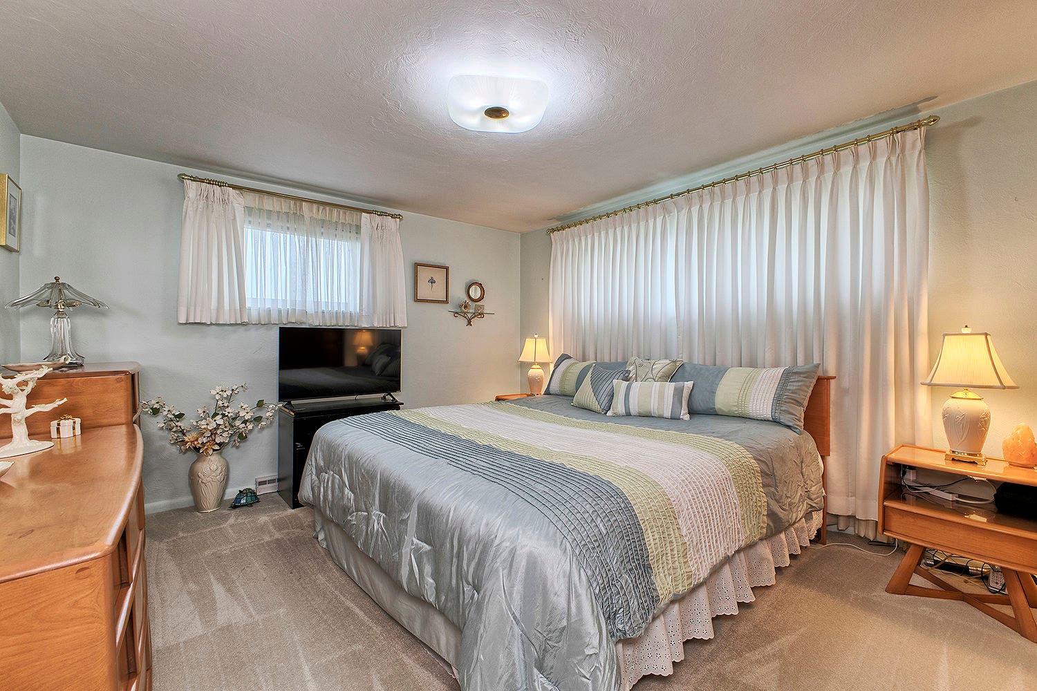 27 Dolly Avenue, Jeannette, PA 15644
