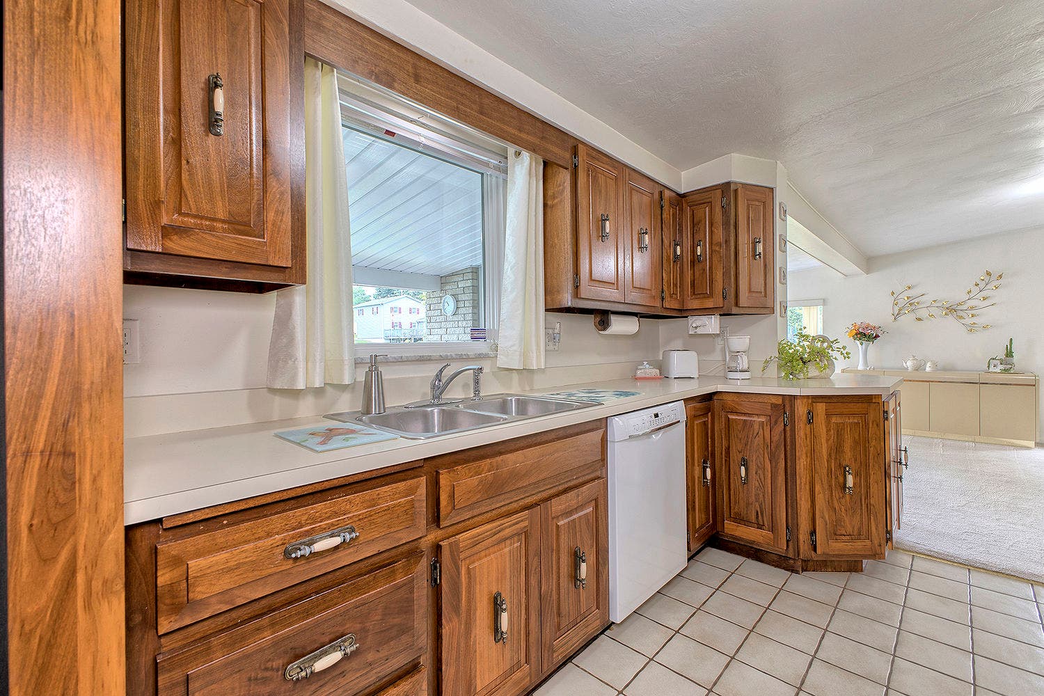 27 Dolly Avenue, Jeannette, PA 15644
