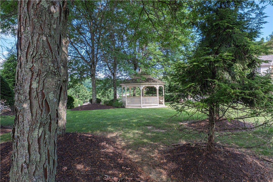 602 Berrington Ct, Bethel Park, PA 15102
