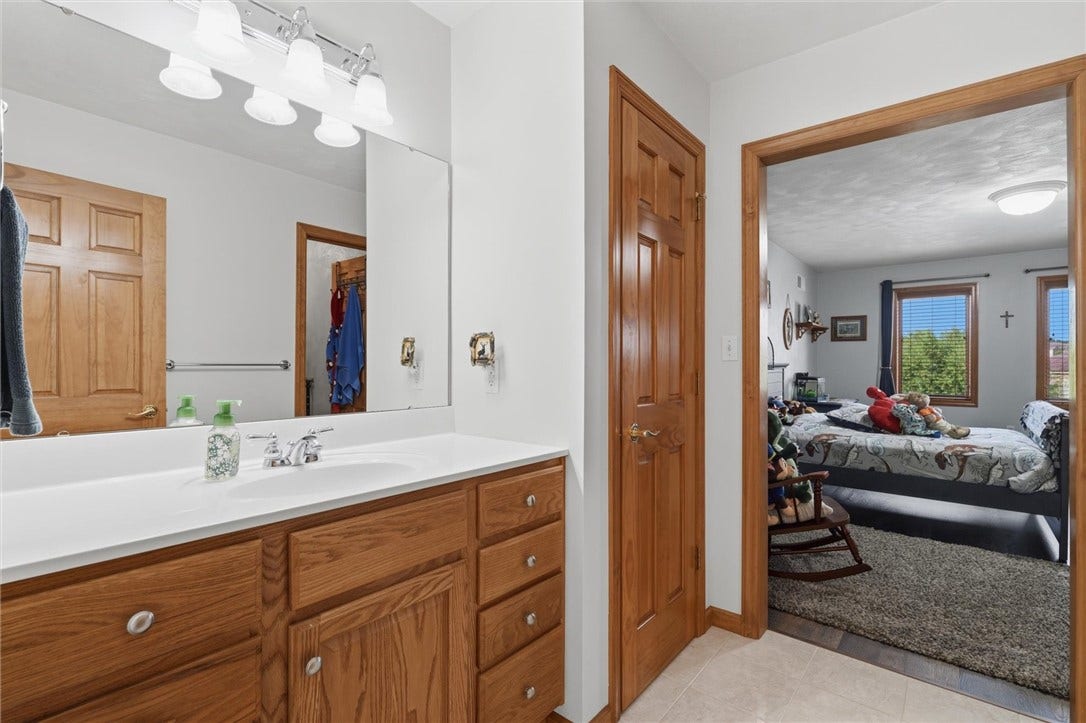 1066 Nottingham Ct, North Huntingdon, PA 15642