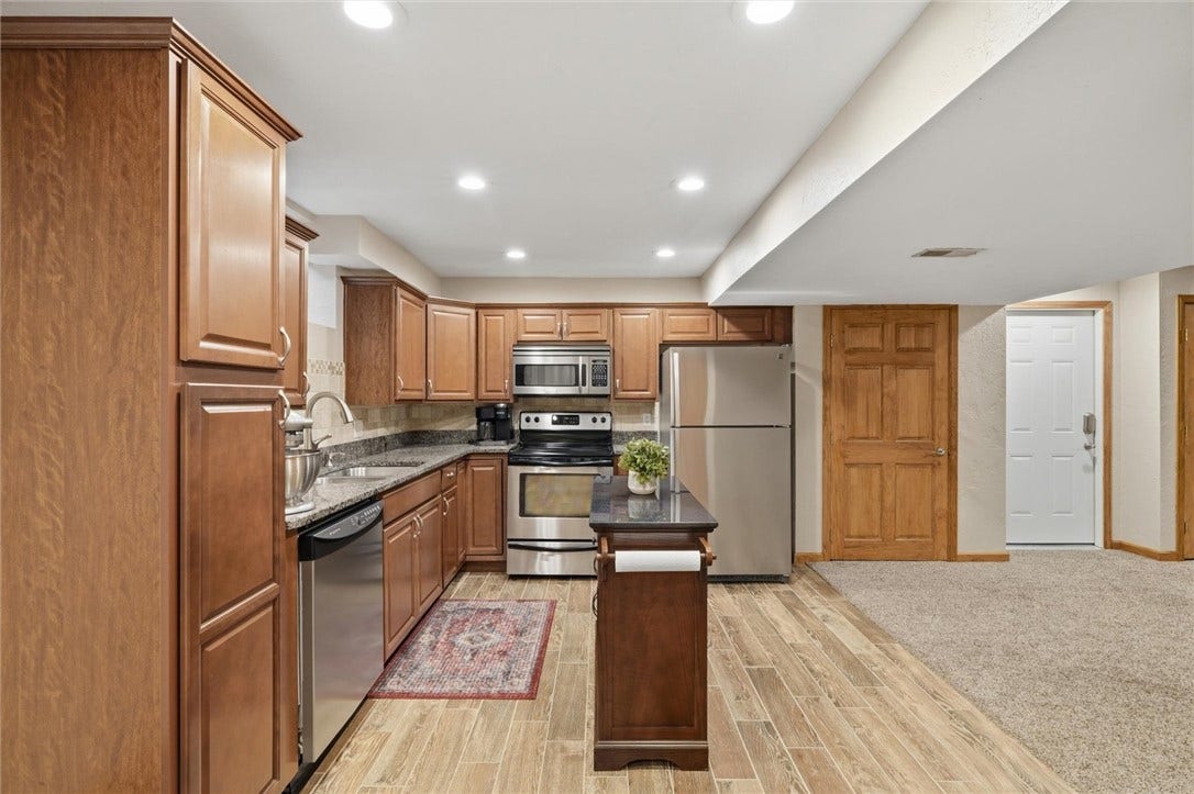 1066 Nottingham Ct, North Huntingdon, PA 15642