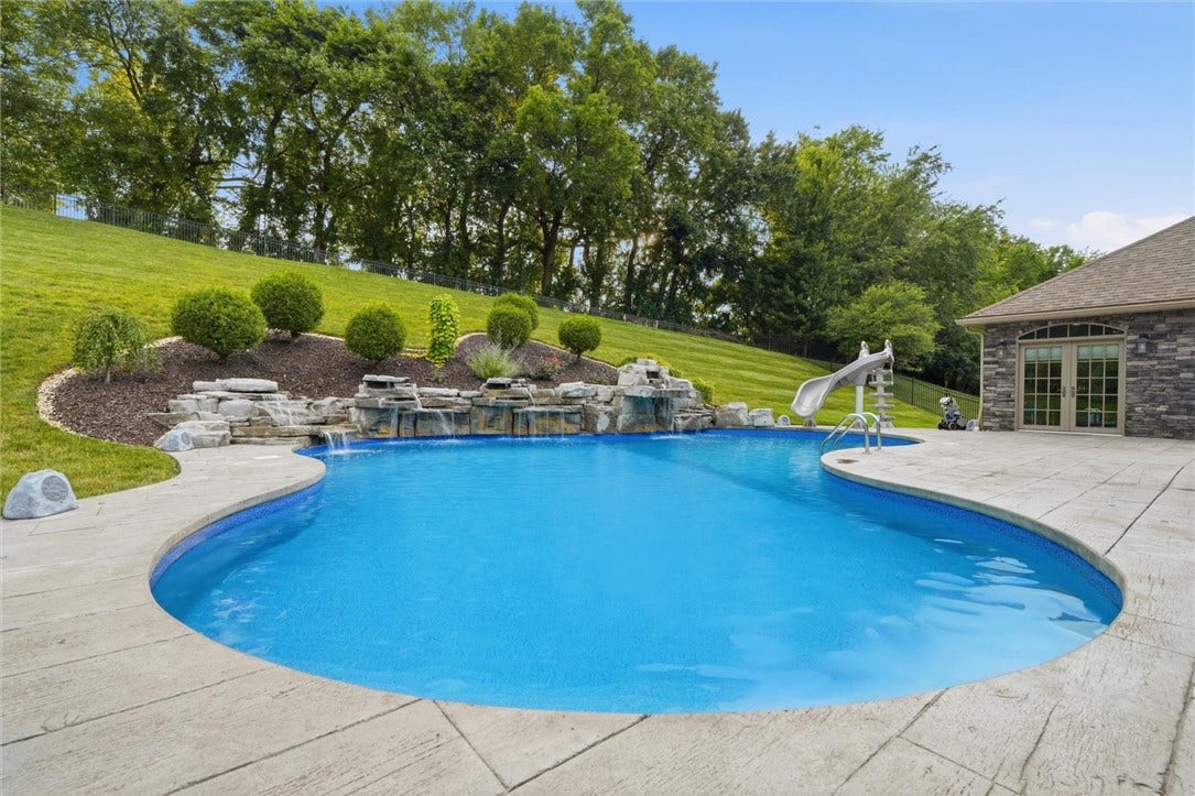 1066 Nottingham Ct, North Huntingdon, PA 15642