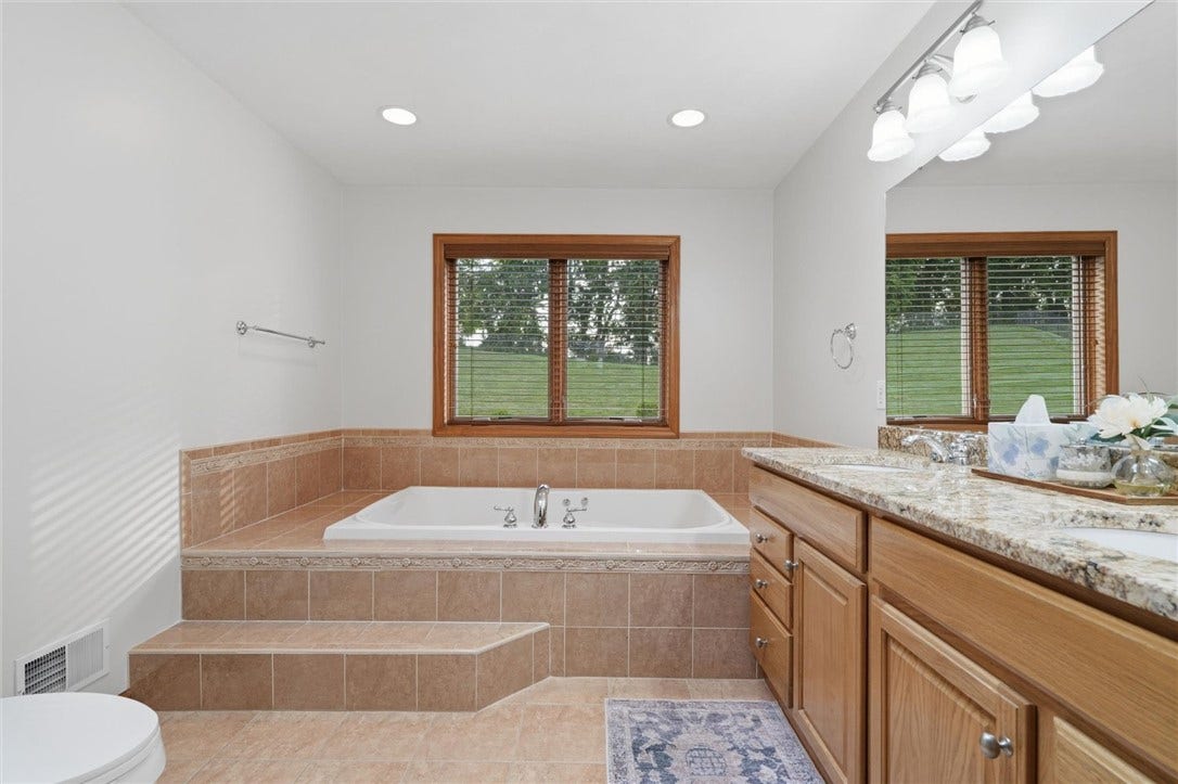 1066 Nottingham Ct, North Huntingdon, PA 15642