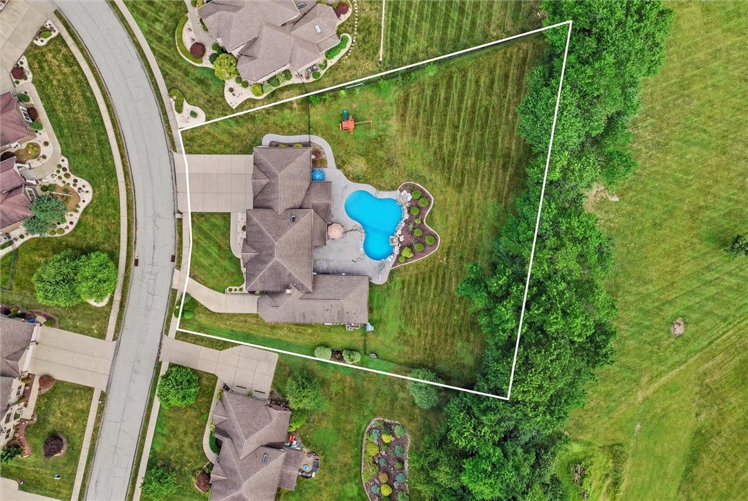 1066 Nottingham Ct, North Huntingdon, PA 15642