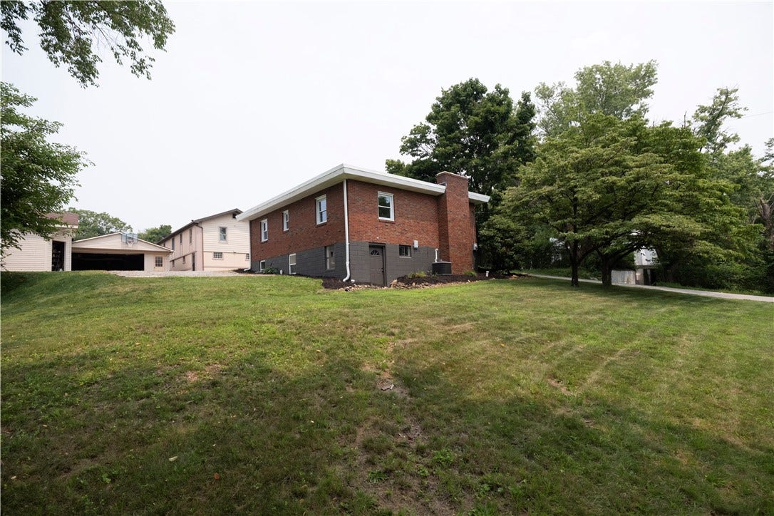 1040 Summit Dr, Greensburg, PA 15601