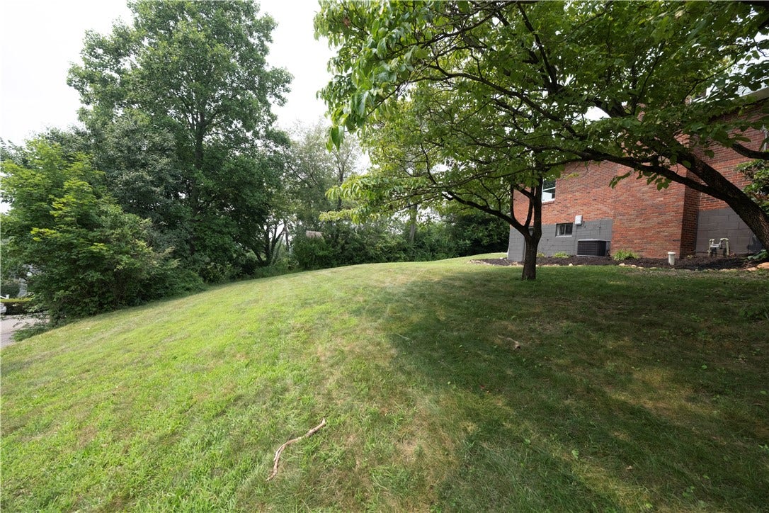 1040 Summit Dr, Greensburg, PA 15601